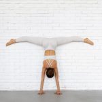Esercizi pilates al muro