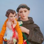 Perché Sant’Antonio ha un bambino in braccio?